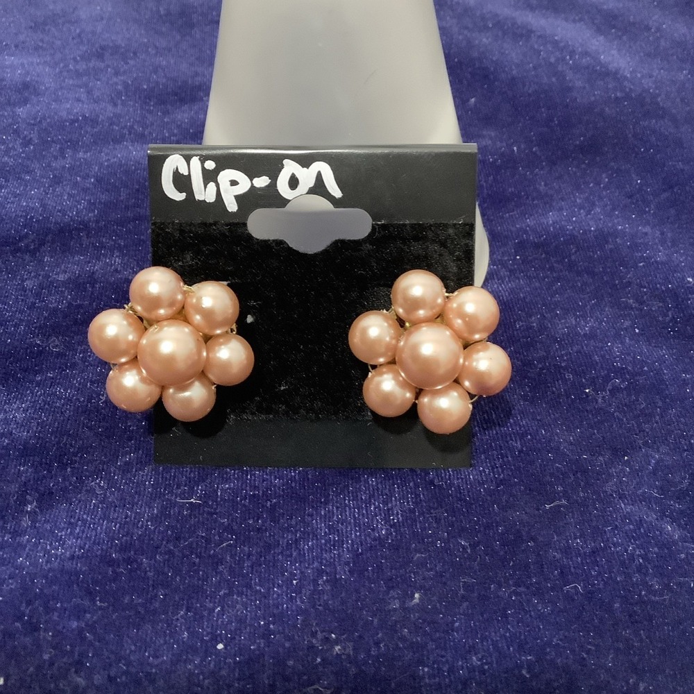 VINTAGE MARKED JAPAN PINK & IVORY FAUX PEARLS FLOWER CLUSTER CLIP ON EARRINGS